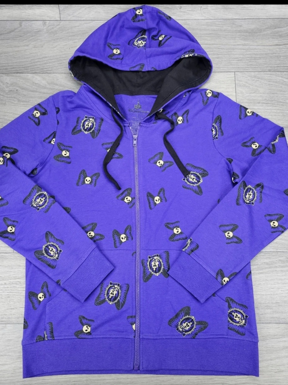 Disney Parks Haunted Mansion
Minie Mouse w/ Skulls Size Medium
Full Zip Hoodie